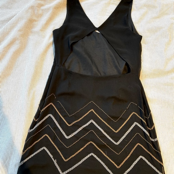 Open back dress gold and silver embroidery - Picture 3 of 6